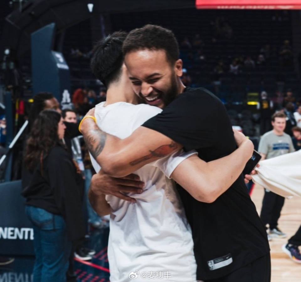 NBA球星在社交媒体上秀恩爱，引发热议